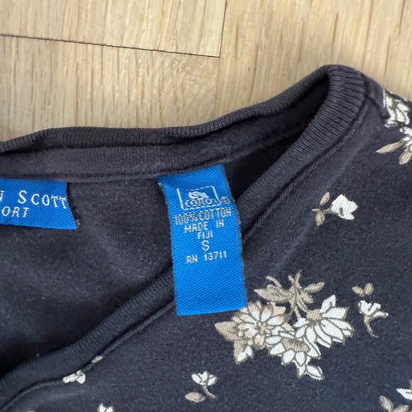 Karen Scott Sport Black Floral Cotton V Neck Top SZ S Whimsy Ditsy Grandma VTG - Picture 4 of 6